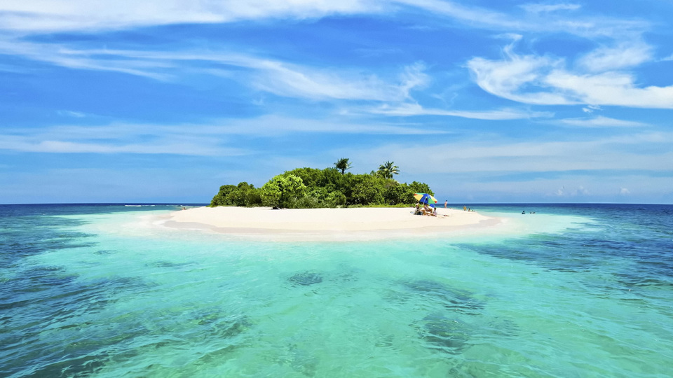 Sandy island in the middle of the ocean wallpaper 960x540 415