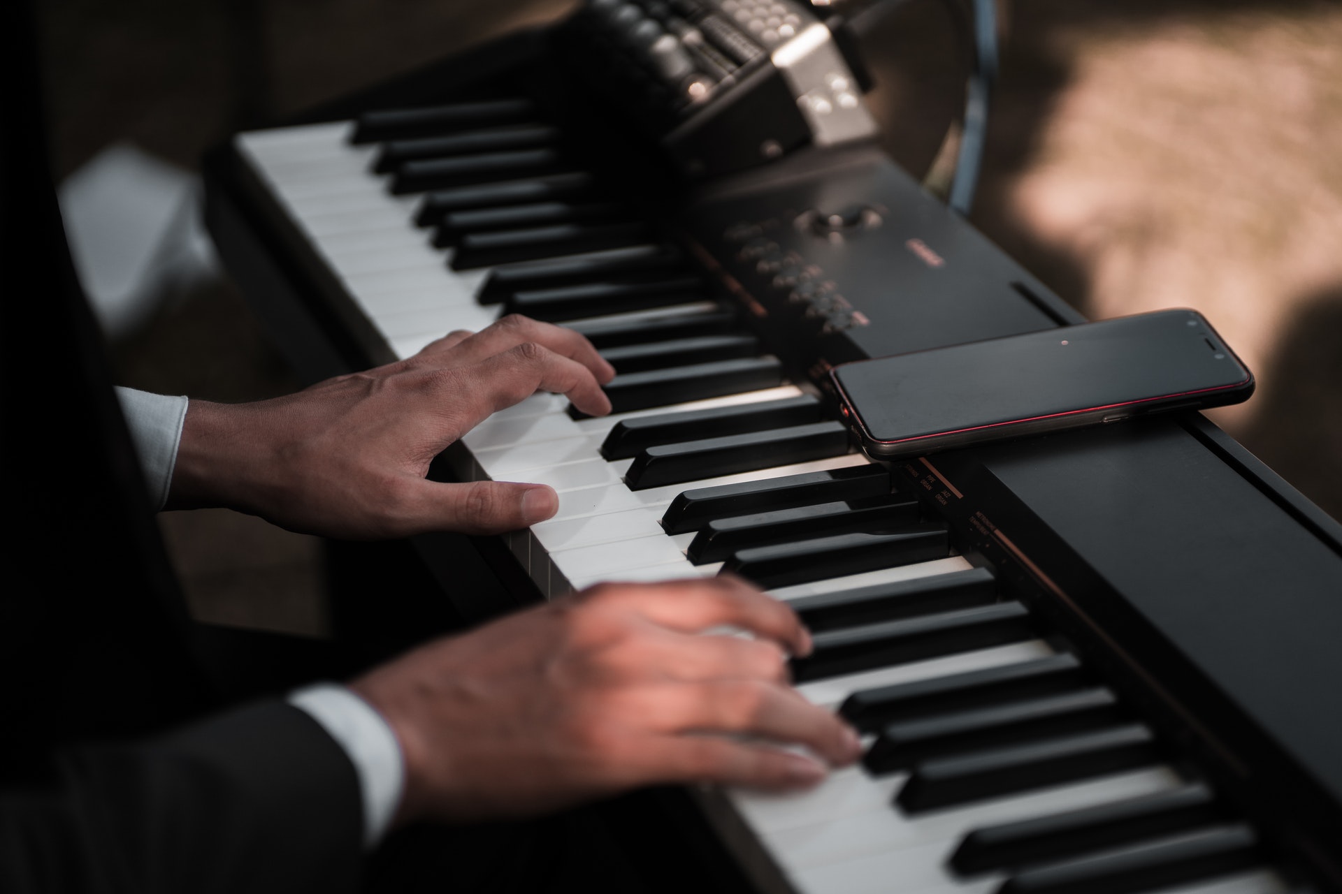 Person playing piano 3816115